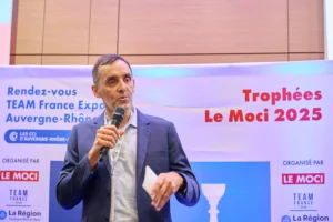 Emmanuel Saint-Martin prononçant le discours d'ouverture des Trophées MOCI et Team France Export 2025.