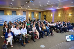 Public attentif lors de la conférence et des Trophées MOCI et Team France Export à la CCI Auvergne-Rhône-Alpes, événement corporate.