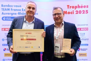 Remise du Prix ETI des Trophées MOCI à CLECIM SAS, avec deux représentants fiers de leur réussite à l'export.