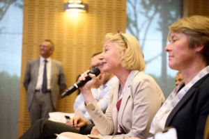 membre du jury posant une question avec microphone lors de la session des Trophées MOCI et Team France Export.