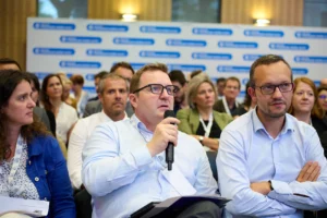 jury posant une question avec microphone lors de la session des Trophées MOCI et Team France Export.