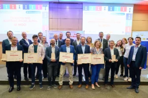 Photo de groupe de tous les lauréats et organisateurs des Trophées MOCI et Team France Export 2025 à la CCI Auvergne-Rhône-Alpes.