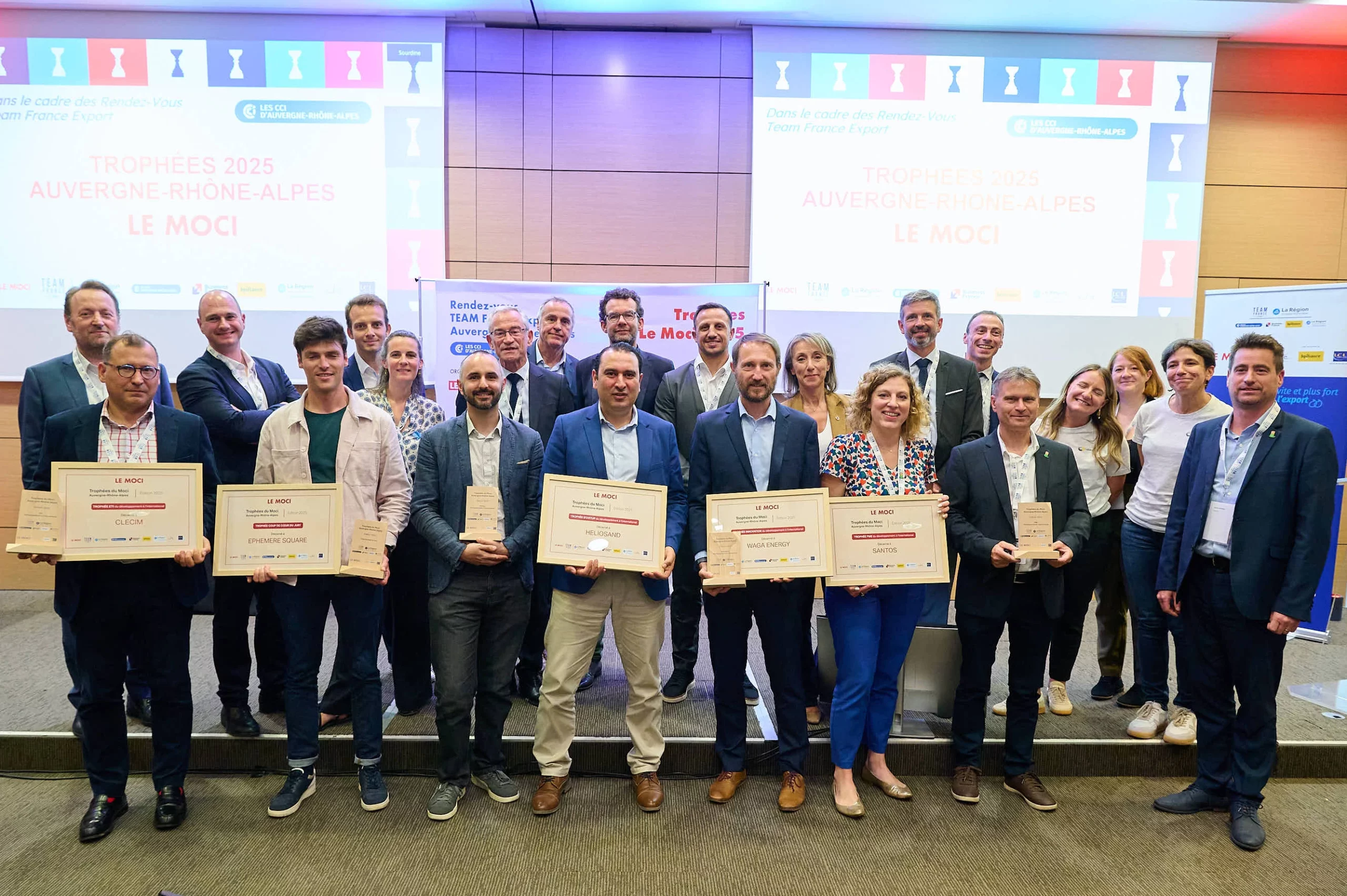 Photo de groupe de tous les lauréats et organisateurs des Trophées MOCI et Team France Export 2025 à la CCI Auvergne-Rhône-Alpes.