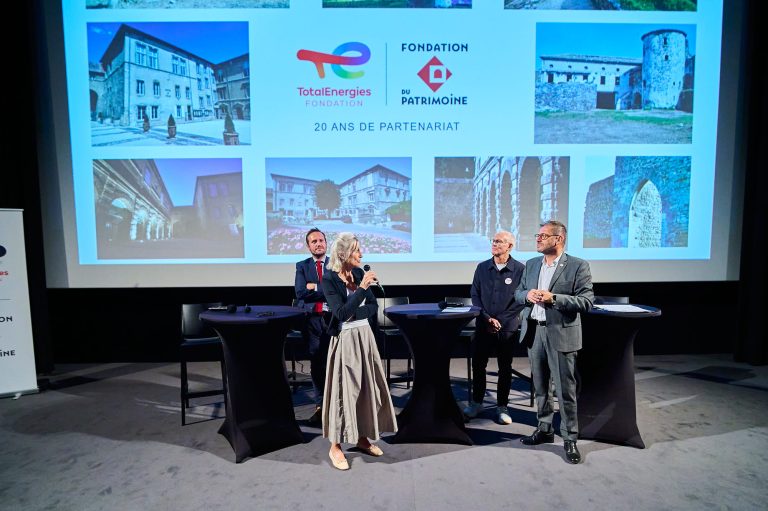 Avec Marie-Sophie FRIGNET DES PREAUX et thierry martin-lassagne les délégués régionaux Rhône-Alpes et Auvergne de la Fondation du patrimoine Jacques-Emmanuel Saulnier, délégué général de la Fondation TotalEnergies et Alexandre Giuglaris, directeur de la Fondation du Patrimoine lors pour célébrer les 20 ans de partenariat entre la Fondation TotalEnergies et la Fondation du patrimoine au Hangar du Premier-Film de l'Institut Lumière a lyon