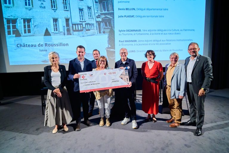 photo de remise du chèque de 100 000 € pour accompagner projet patrimoniaux en Auvergne-Rhône-Alpes : le Château de Roussillon (Isère) Jacques-Emmanuel Saulnier, délégué général de la Fondation TotalEnergies et Alexandre Giuglaris, directeur de la Fondation du Patrimoine lors pour célébrer les 20 ans de partenariat entre la Fondation TotalEnergies et la Fondation du patrimoine au Hangar du Premier-Film de l'Institut Lumière a lyon