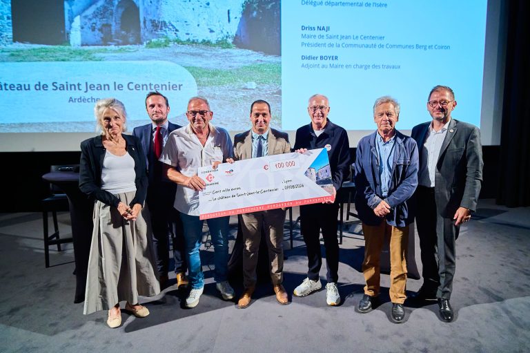 photo de remise du chèque de 100 000 € pour accompagner projet patrimoniaux en Auvergne-Rhône-Alpes : e Château de Saint-Jean-le-Centenier(Ardèche) Jacques-Emmanuel Saulnier, délégué général de la Fondation TotalEnergies et Alexandre Giuglaris, directeur de la Fondation du Patrimoine lors pour célébrer les 20 ans de partenariat entre la Fondation TotalEnergies et la Fondation du patrimoine au Hangar du Premier-Film de l'Institut Lumière a lyon