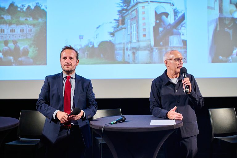 Jacques-Emmanuel Saulnier, délégué général de la Fondation TotalEnergies au micro avec Alexandre Giuglaris, directeur de la Fondation du Patrimoine lors pour célébrer les 20 ans de partenariat entre la Fondation TotalEnergies et la Fondation du patrimoine au Hangar du Premier-Film de l'Institut Lumière a lyon